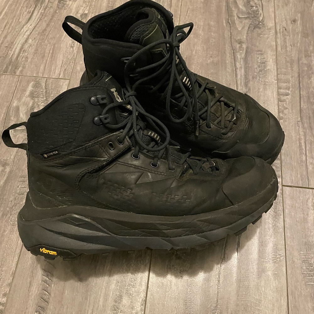 HOKA one one M KAHA GTX.